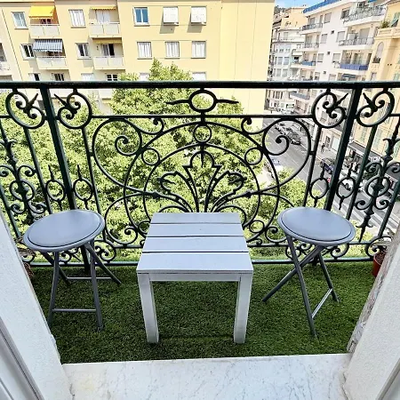 Bright Cozy Space With Balcony Center Within Walking Distance アパート
