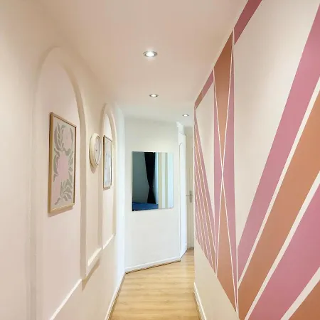 Bright Cozy Space With Balcony Center Within Walking Distance アパート *