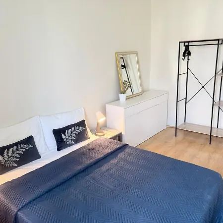 Bright Cozy Space With Balcony Center Within Walking Distance *